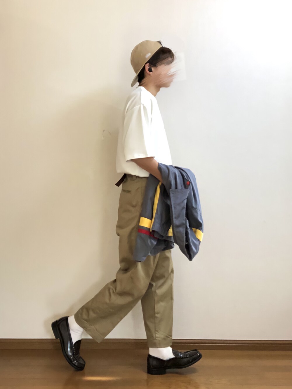 「ごきげんウィーク、春夏コーデ、シンプルスタイル、春、休日スタイル、ビッグシルエット、シンプル、古着、チノパン、ローファー、trancestore、大学生」|「ADOLPHE LAFONTのアイテム(ジャケット/アウター、グレー系)」を使った、木豆寸さん(メンズ・170cm)の春コーディネートの2枚目の写真