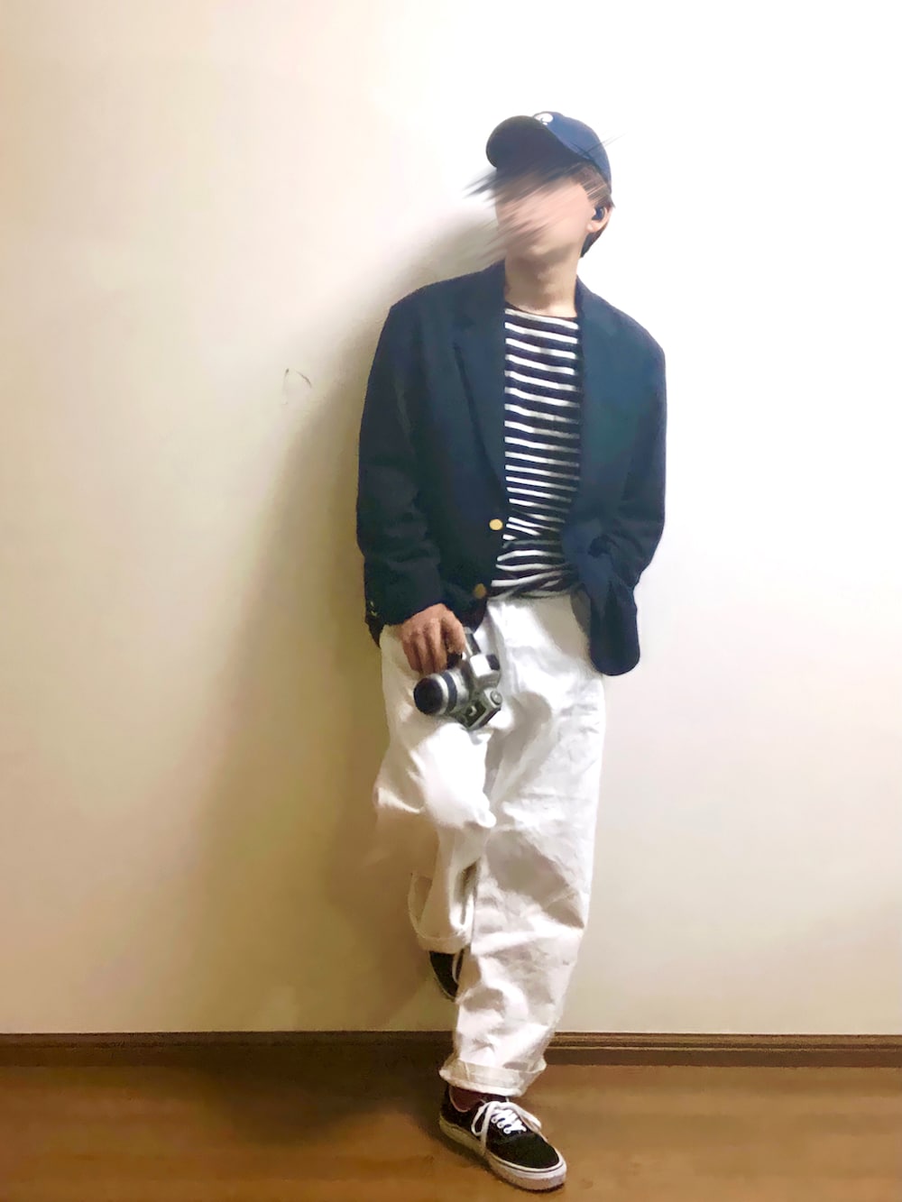 ブルー系のテーラードジャケット、ホワイト系のTシャツ/カットソー、ホワイト系のスラックスを着用したメンズの春コーディネートの2枚目の写真