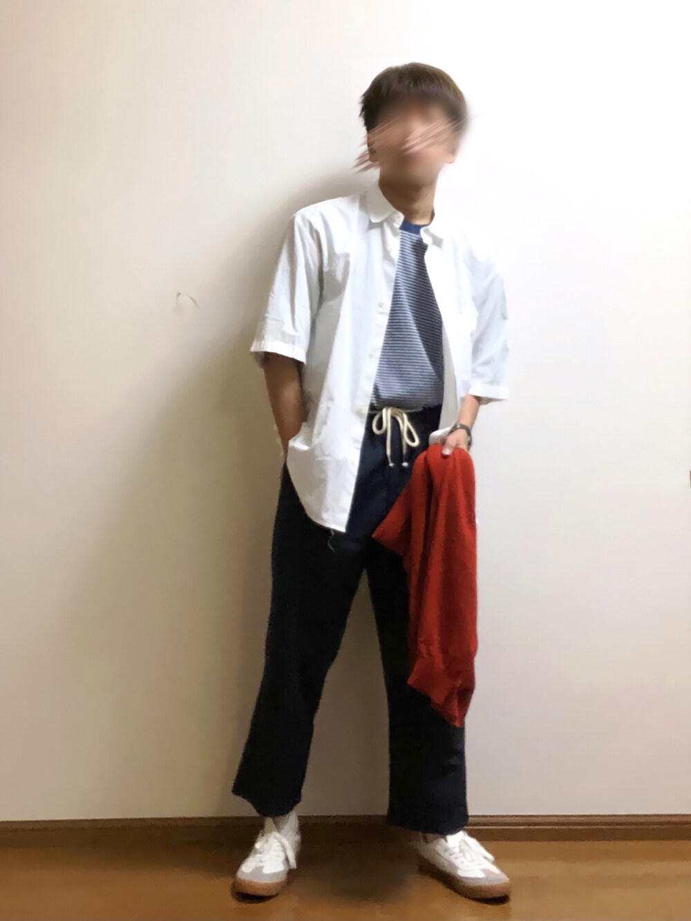 ホワイト系のシャツ/ブラウス、ブルー系のTシャツ/カットソー、オレンジ系のニット/セーターを着用したメンズの夏コーディネートの2枚目の写真