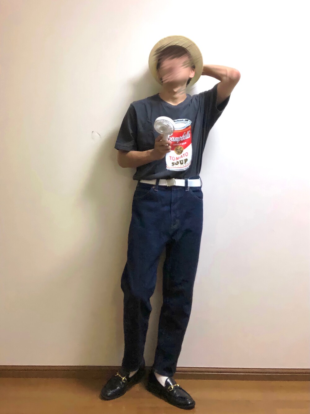 ブラック系のTシャツ/カットソー、ブルー系のシャツ/ブラウス、ブルー系のデニムパンツを着用したメンズの夏コーディネートの2枚目の写真