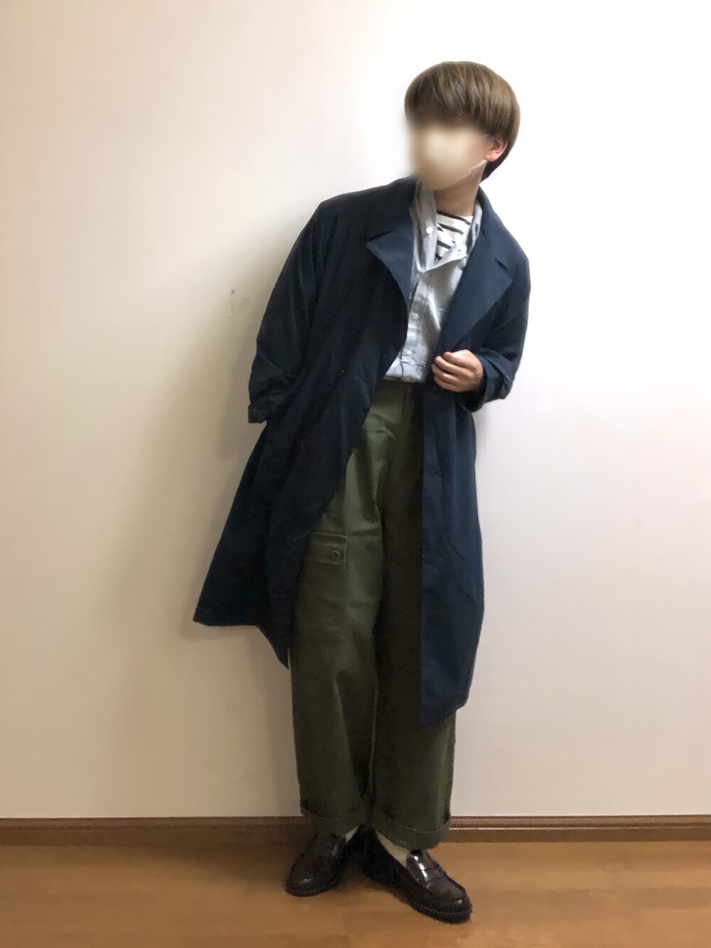 グレー系のシャツ/ブラウス、ブルー系のチェスターコート、グリーン系のカーゴパンツを着用したメンズの春コーディネートの2枚目の写真