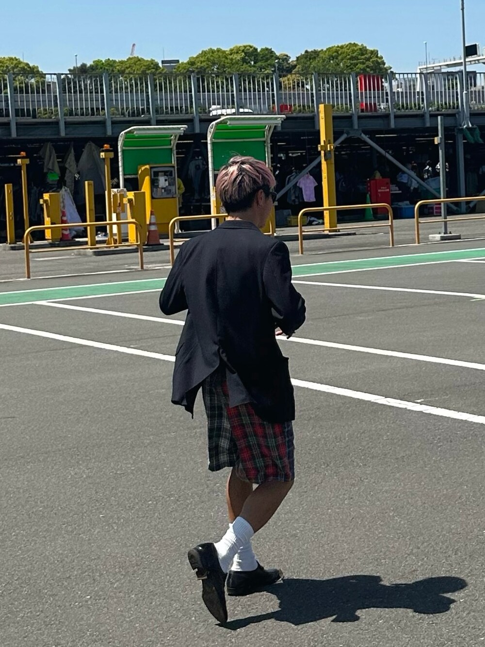 ホワイト系のタンクトップ、その他のその他パンツ、ブラック系のサングラスを着用したメンズの秋コーディネートの2枚目の写真