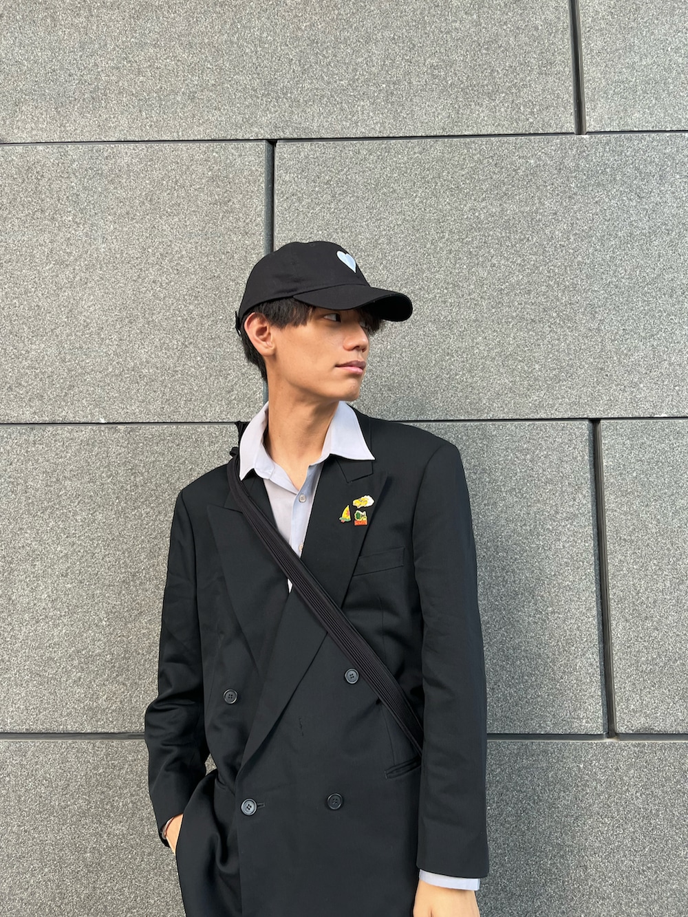 ブルー系のデニムパンツ、ブラック系のローファー、ブラック系のトートバッグを着用したメンズの冬コーディネートの3枚目の写真