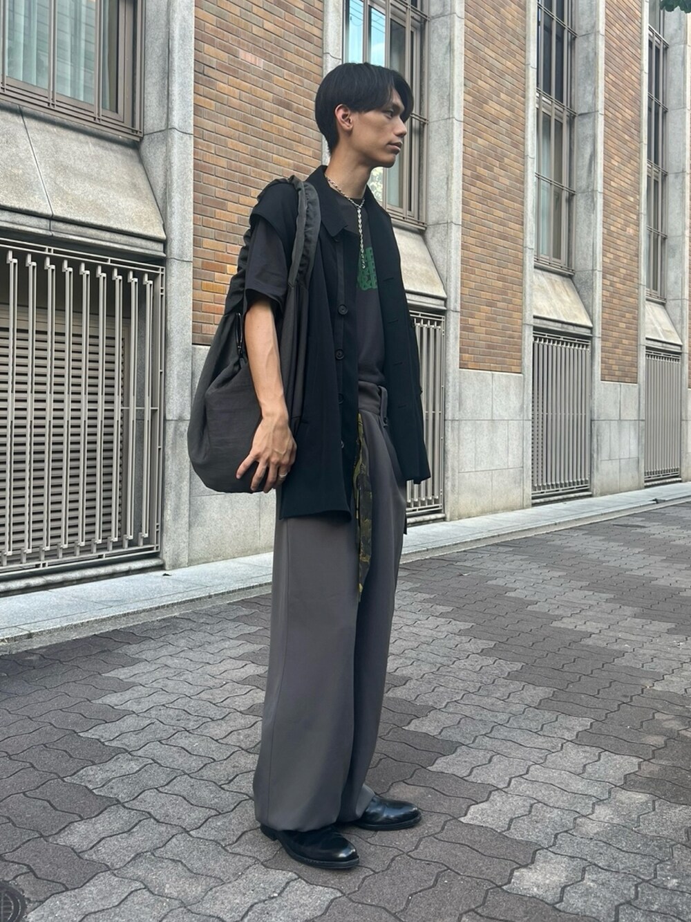ブラック系のブーツ、グレー系のカーゴパンツ、ブラック系のベストを着用したメンズの夏コーディネートの4枚目の写真