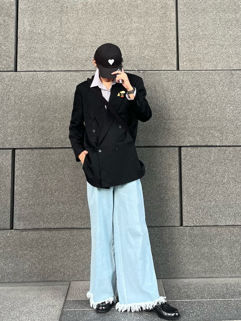 ブルー系のデニムパンツ、ブラック系のローファー、ブラック系のトートバッグを着用したメンズの冬コーディネートの2枚目の写真