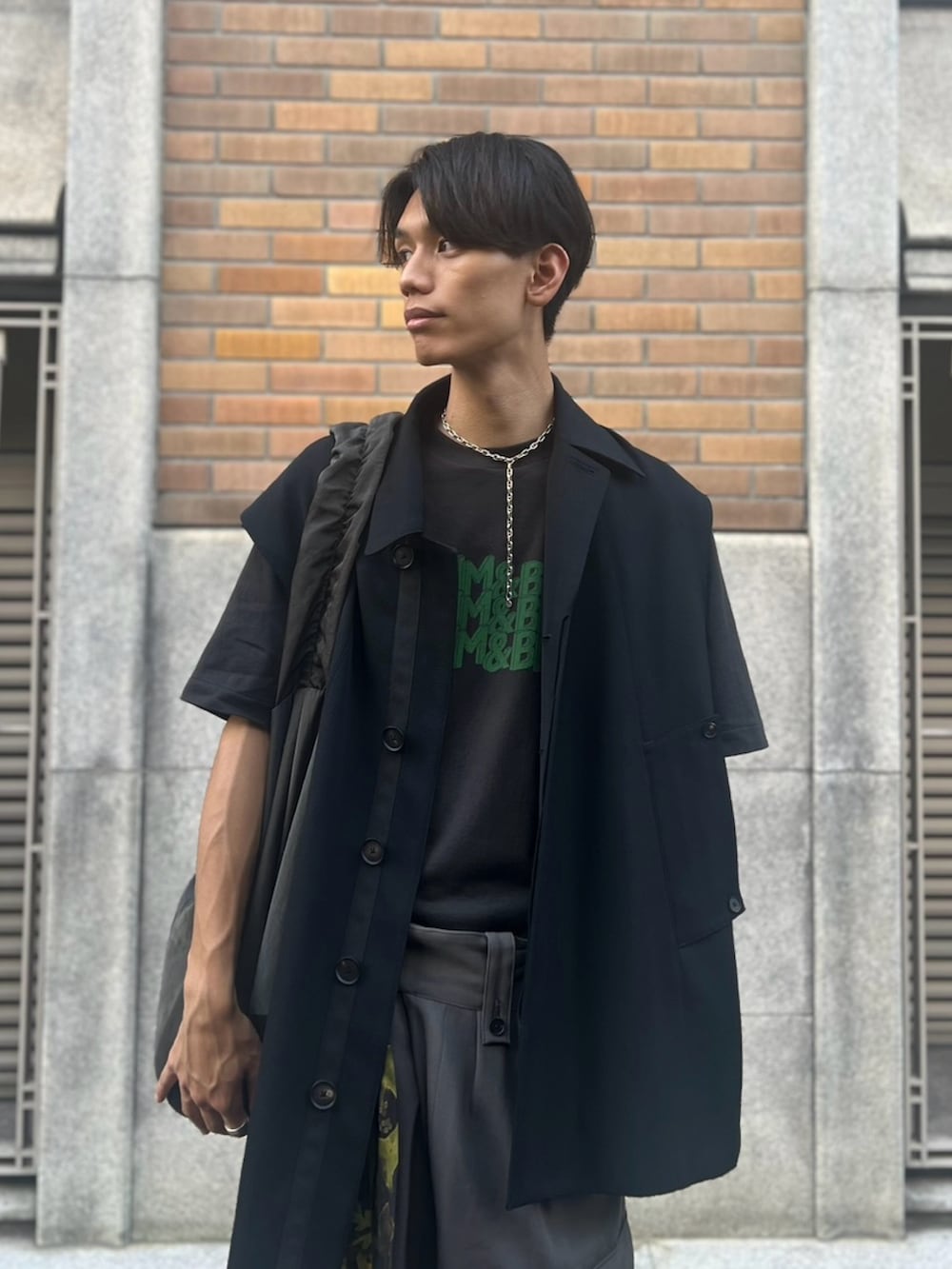 ブラック系のブーツ、グレー系のカーゴパンツ、ブラック系のベストを着用したメンズの夏コーディネートの5枚目の写真