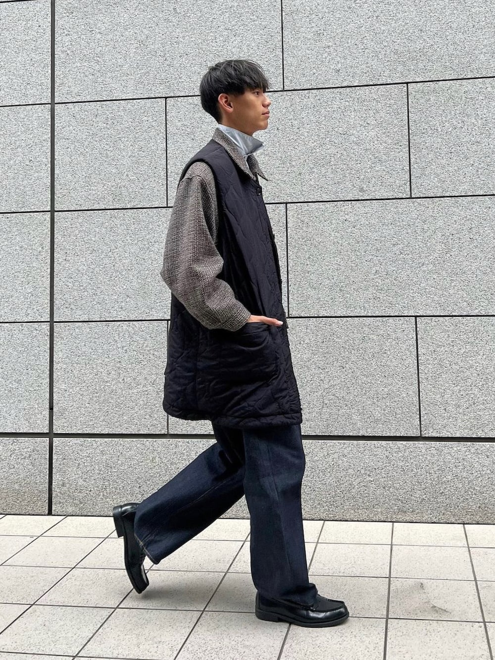 ブルー系のデニムパンツ、ブラック系のローファー、ブラック系のショルダーバッグを着用したメンズの春コーディネートの2枚目の写真