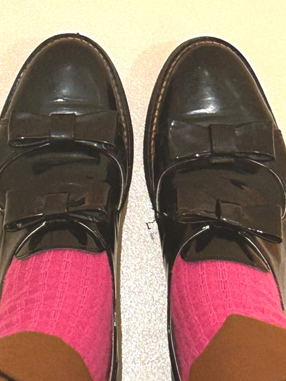 ブラック系のTシャツ/カットソー、ブラウン系のサロペット/オーバーオール、ホワイト系のバッグを着用したレディースの夏コーディネートの2枚目の写真