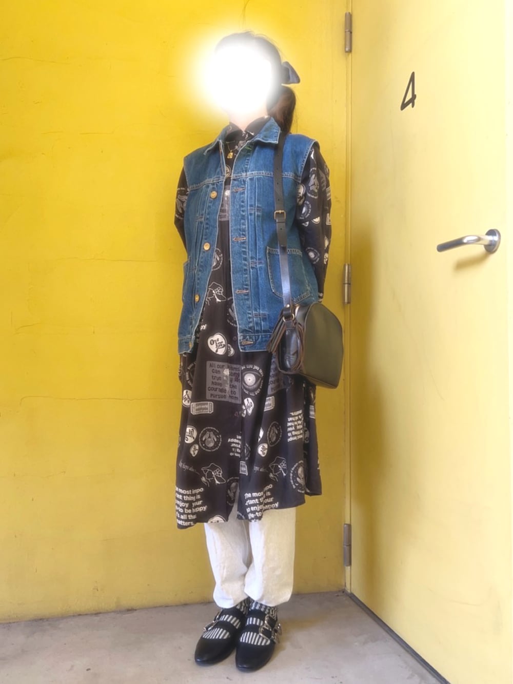 ベージュ系のスウェットパンツ、ゴールド系のイヤーカフ、その他のリングを着用したレディースの秋コーディネートの2枚目の写真