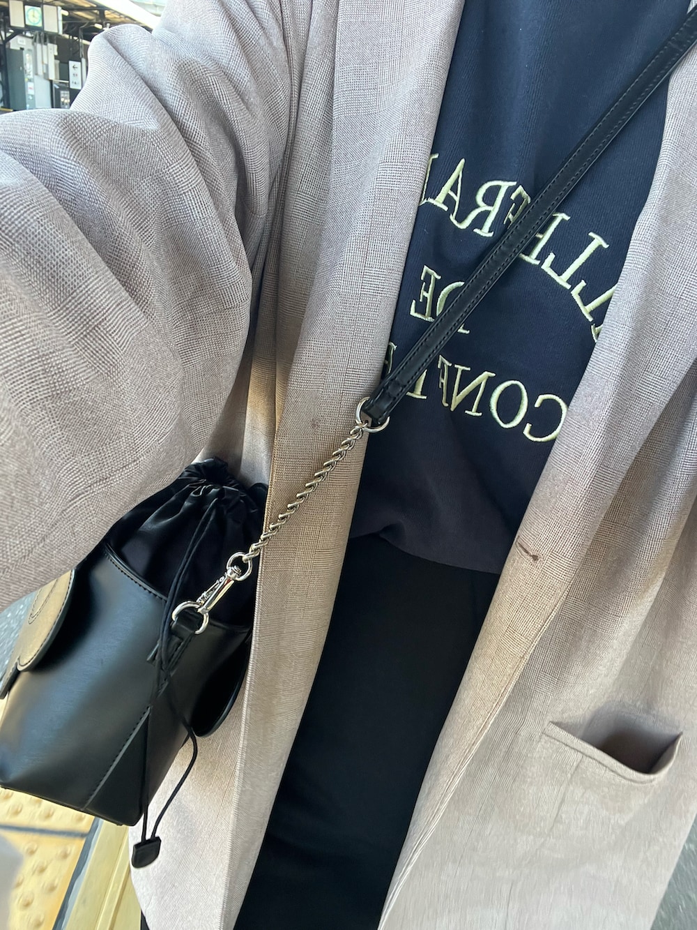 「春、大人ガーリー、休日スタイル、ジャケット、マーメイドスカート、スウェット、Kastane、LOWRYS FARM、MARY QUANT、NIKE、スニーカー」｜「MARY QUANTのアイテム（ショルダーバッグ、ブラック系）」を使った、achannさん（レディース・159cm）の春コーディネートの2枚目の写真