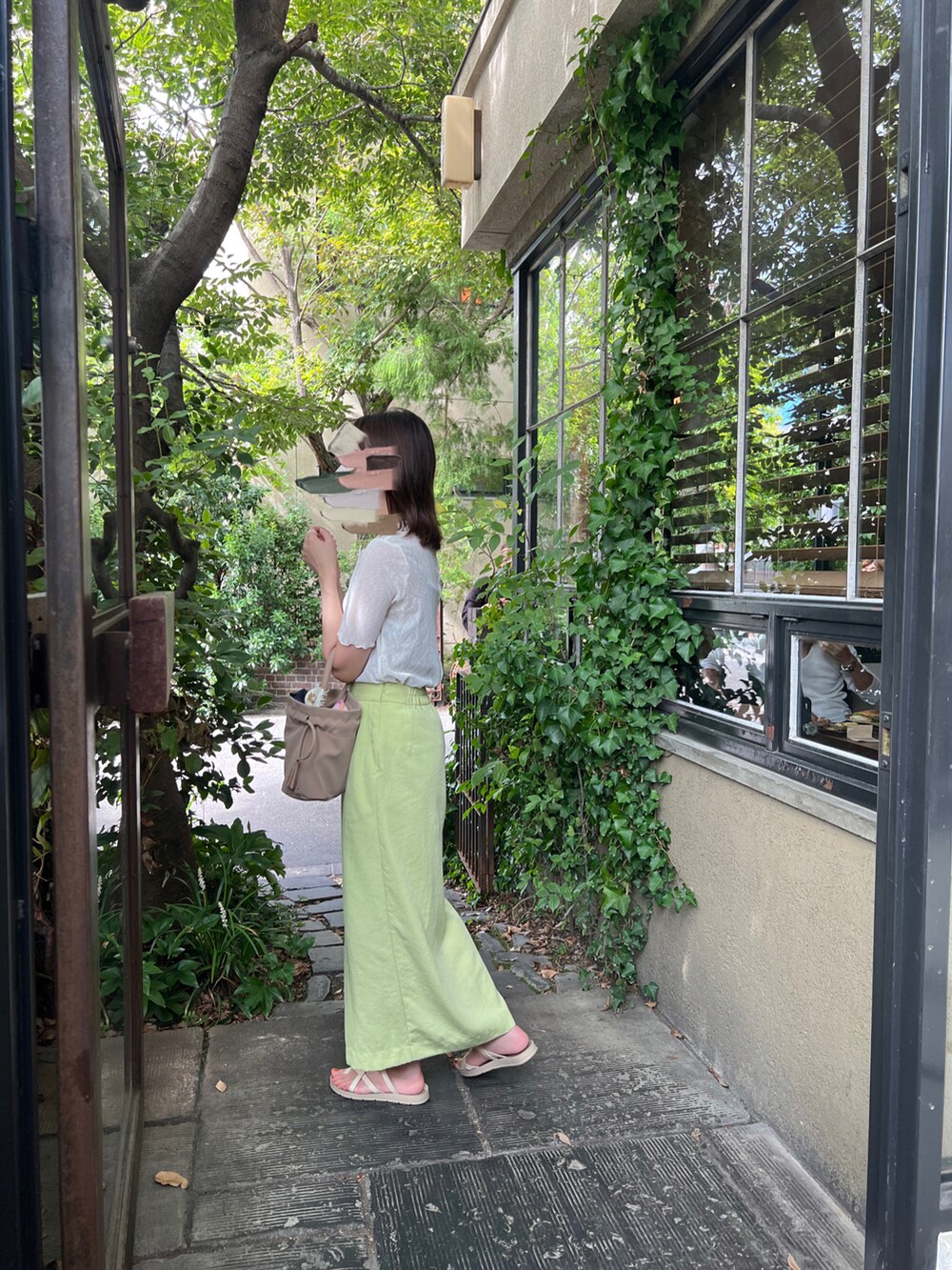 「シアートップス、カフェ巡り、ラクチンコーデ、グリーンスカート、シンプルコーデ、シンプル、カジュアル、おしゃれさんと繋がりたい」｜「LOWRYS FARMのシアーメロー５分袖　282354（Tシャツ/カットソー、ホワイト系）」を使った、achannさん（レディース・159cm）の夏コーディネートの2枚目の写真