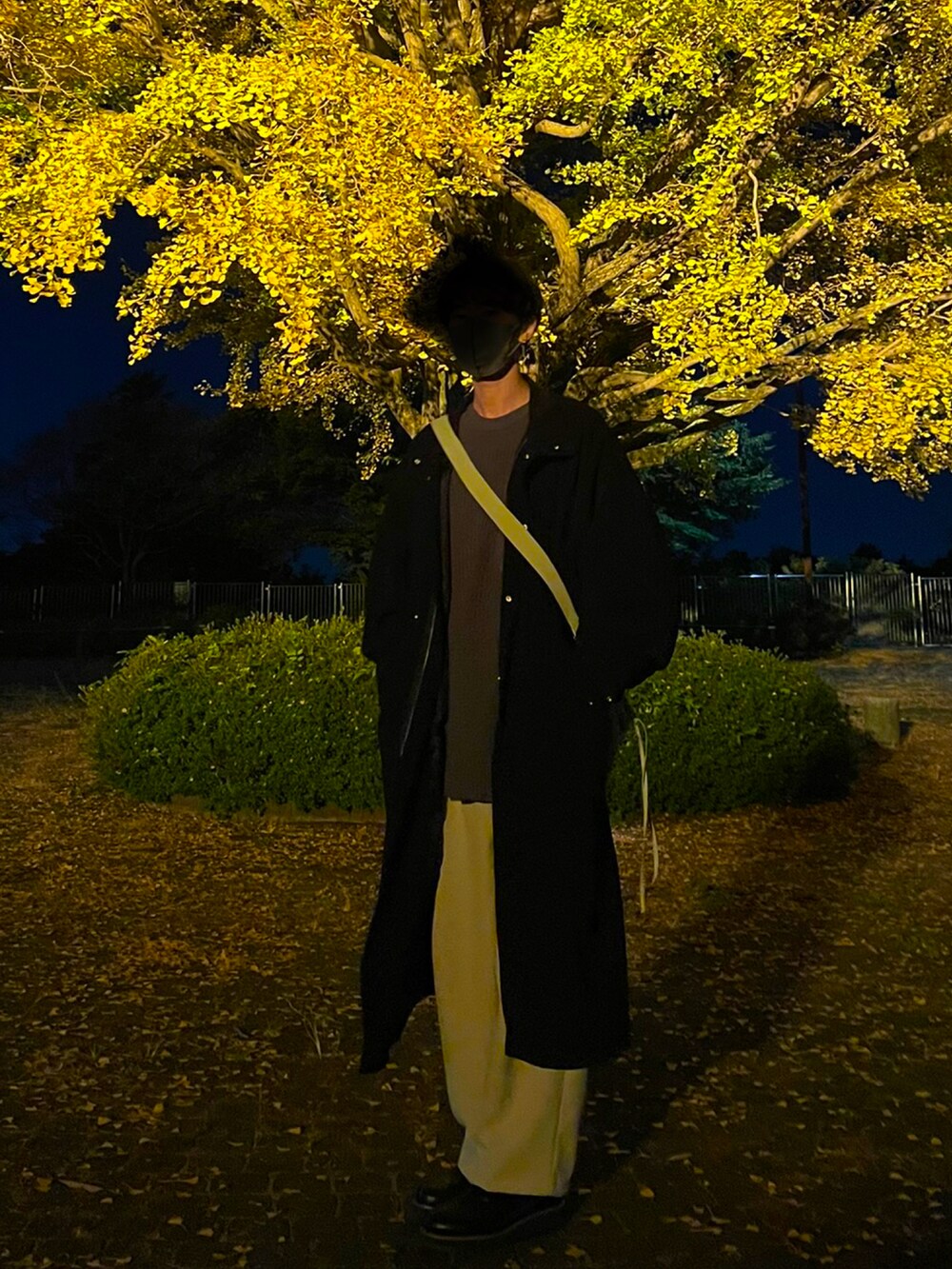 ブラック系のモッズコート、ホワイト系のその他パンツ、ブラック系のドレスシューズを着用したメンズの秋コーディネートの2枚目の写真