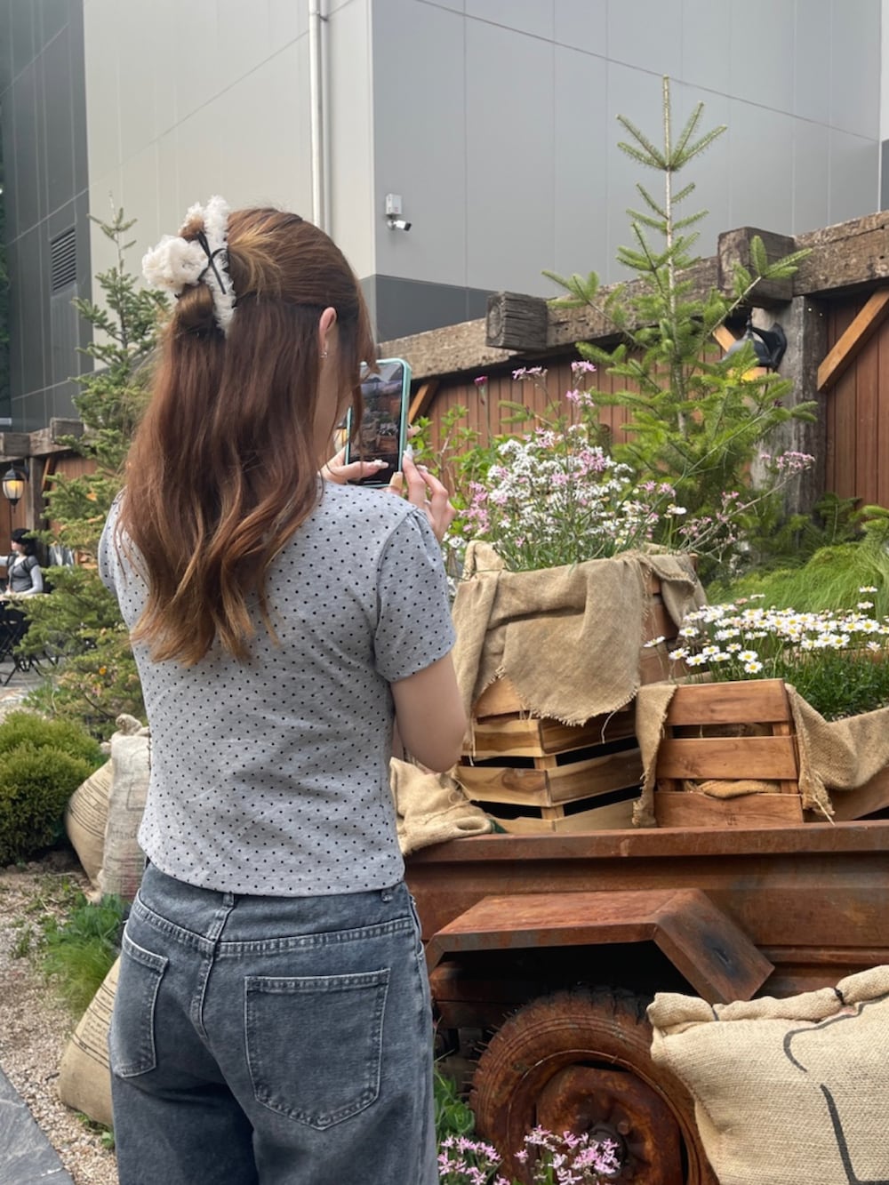 グレー系のカーディガン/ボレロを着用したレディースの夏コーディネートの2枚目の写真