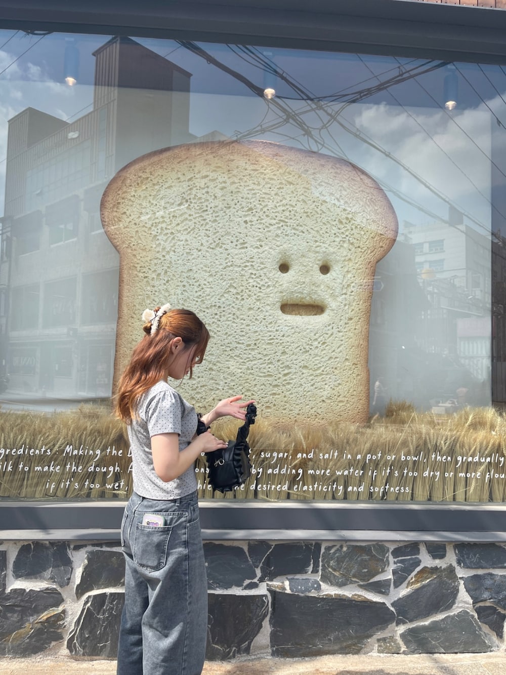 グレー系のカーディガン/ボレロを着用したレディースの夏コーディネートの3枚目の写真