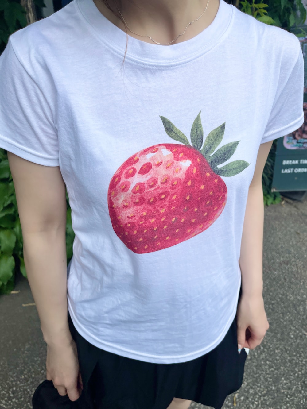 ホワイト系のTシャツ/カットソー、ブラック系のスカートを着用したレディースの夏コーディネートの3枚目の写真