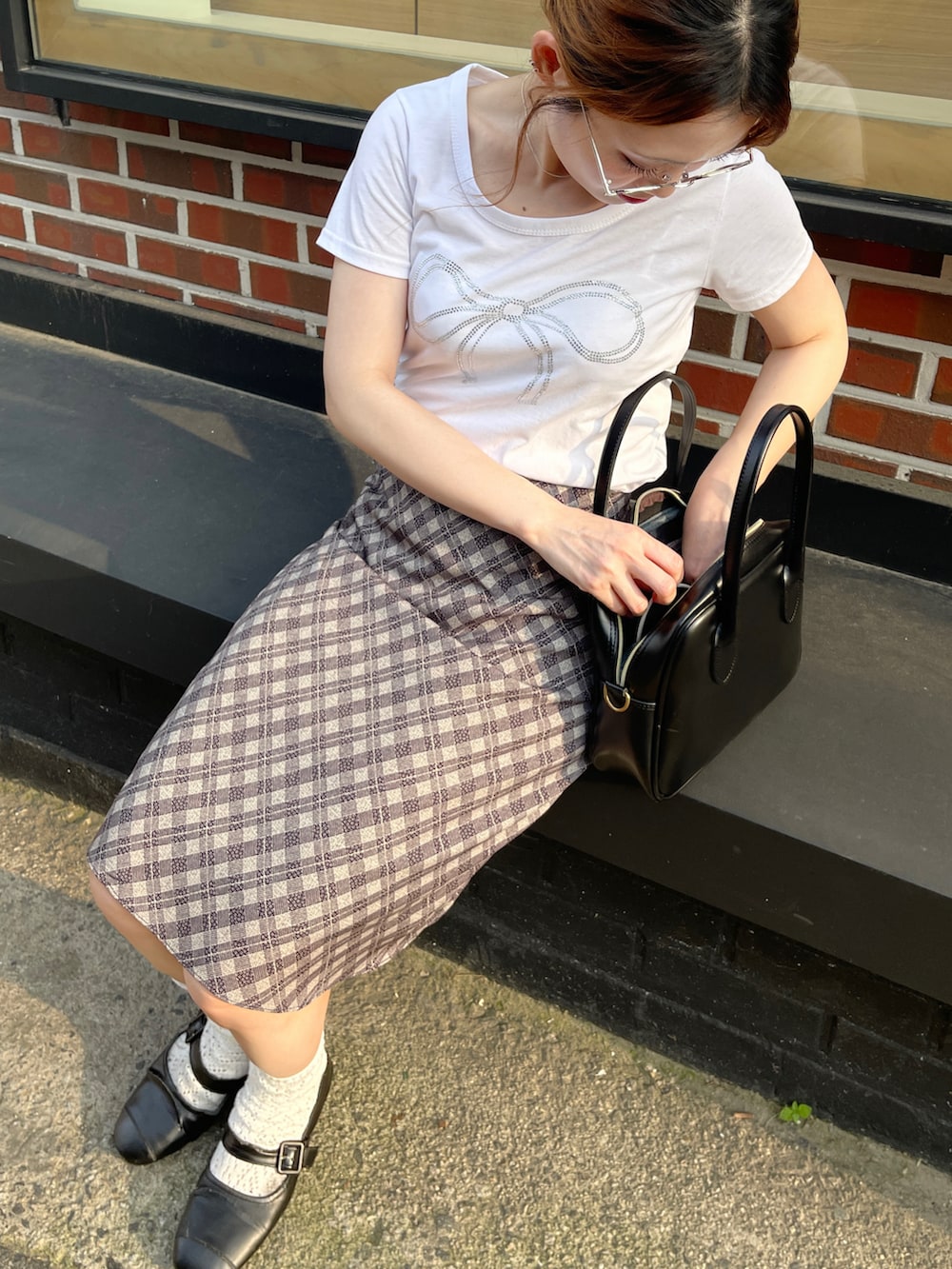 ホワイト系のTシャツ/カットソー、ベージュ系のスカートを着用したレディースの夏コーディネートの4枚目の写真