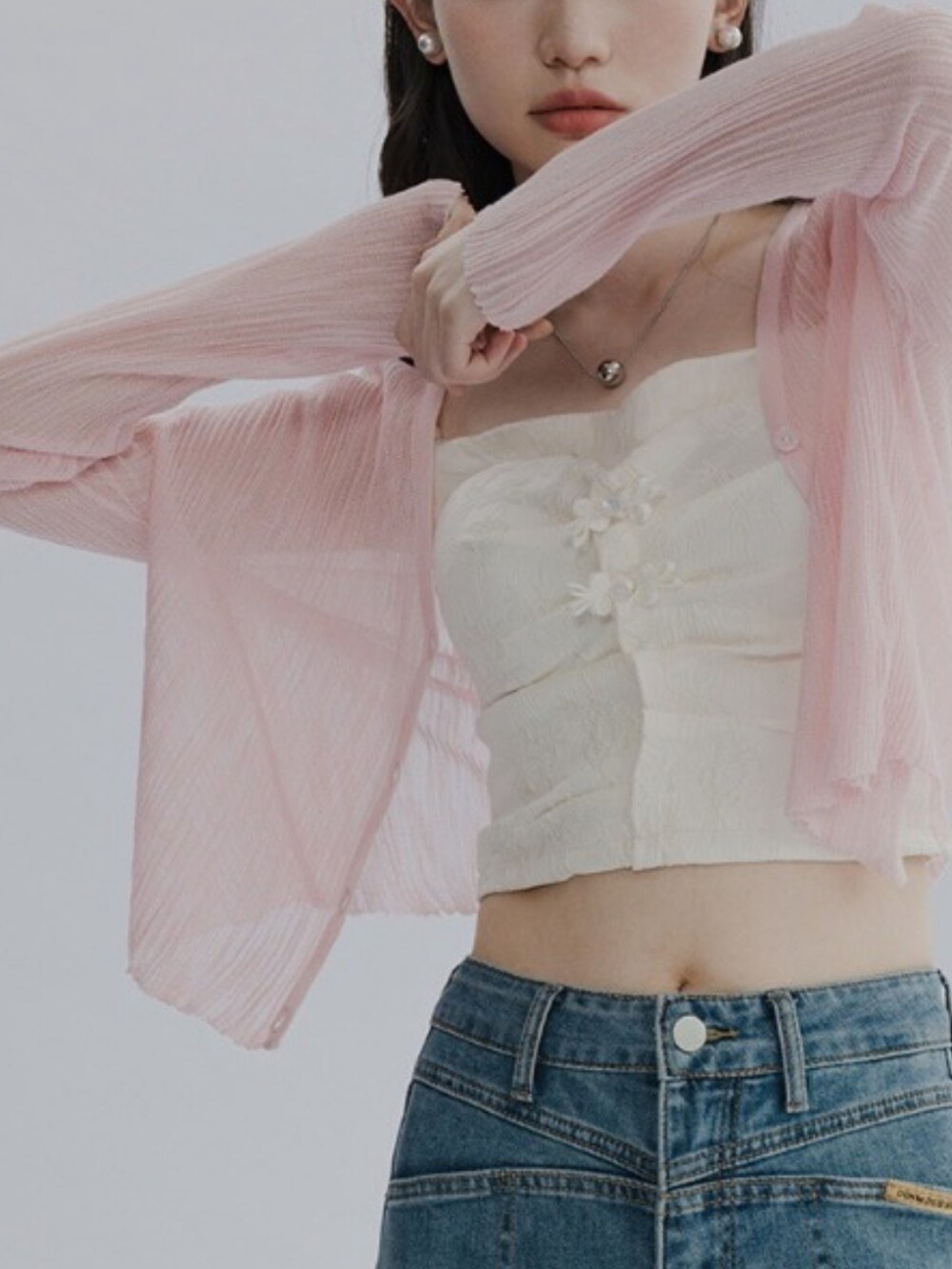 ホワイト系のカーディガン/ボレロを着用したレディースの秋コーディネートの3枚目の写真