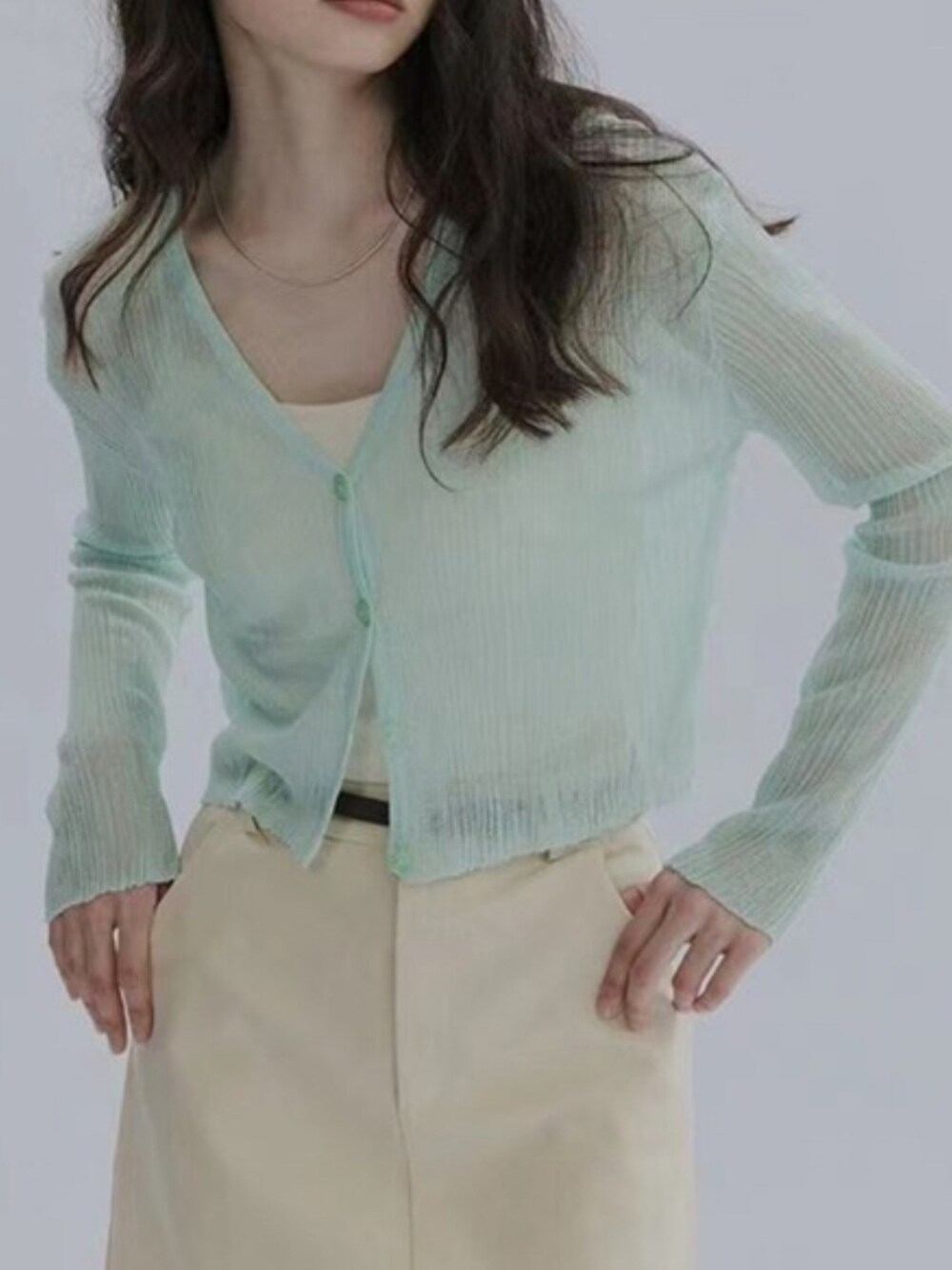 ホワイト系のカーディガン/ボレロを着用したレディースの秋コーディネートの4枚目の写真