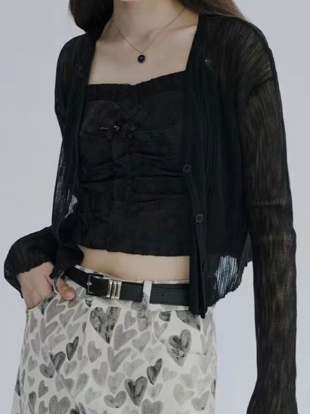 ホワイト系のカーディガン/ボレロを着用したレディースの秋コーディネートの2枚目の写真