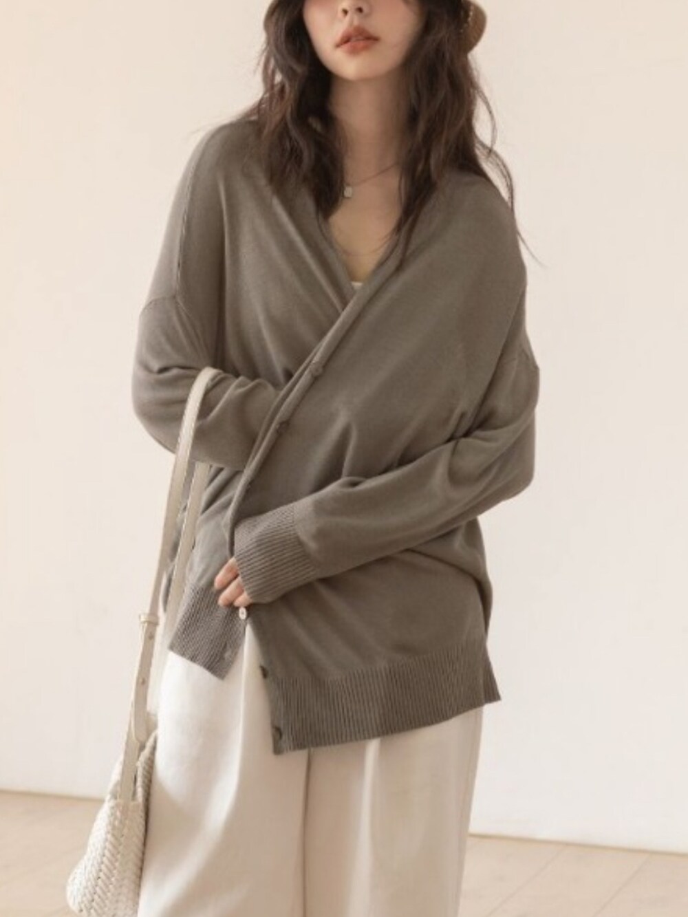 ブラック系のカーディガン/ボレロを着用したレディースの秋コーディネートの2枚目の写真