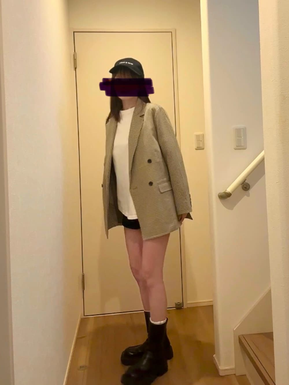 ベージュ系のテーラードジャケット、ブラック系のその他パンツ、ブラック系のブーツを着用したレディースの春コーディネートの3枚目の写真