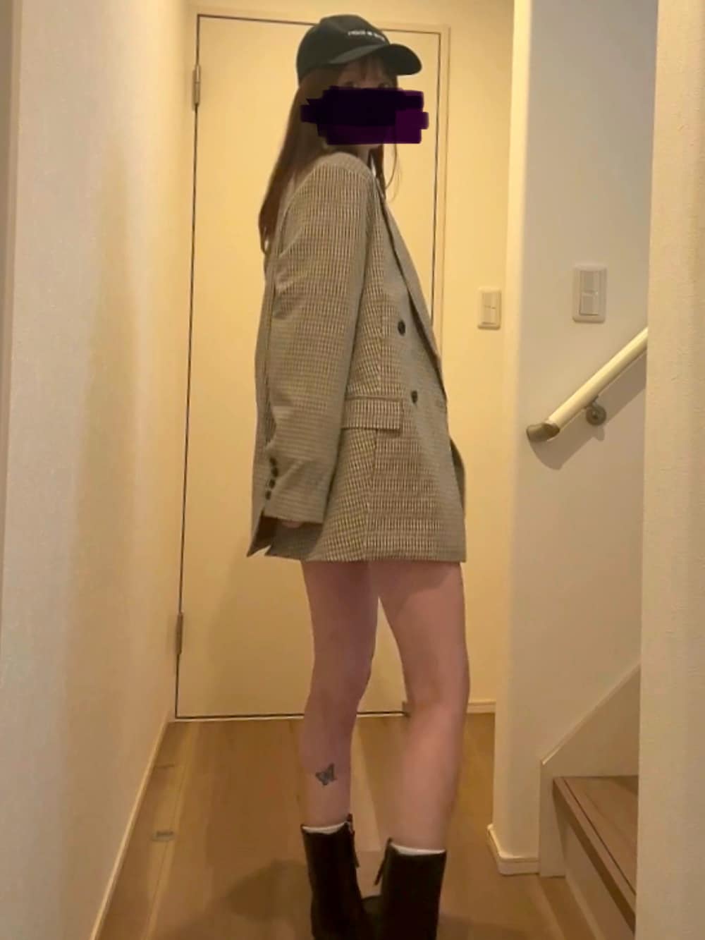 ベージュ系のテーラードジャケット、ブラック系のその他パンツ、ブラック系のブーツを着用したレディースの春コーディネートの2枚目の写真