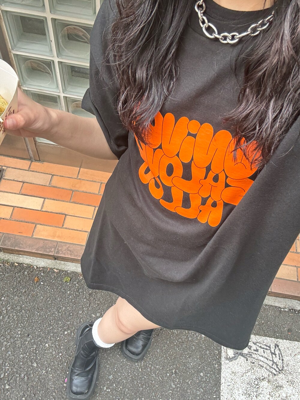 ブラック系のTシャツ/カットソーを着用したレディースの春コーディネートの2枚目の写真