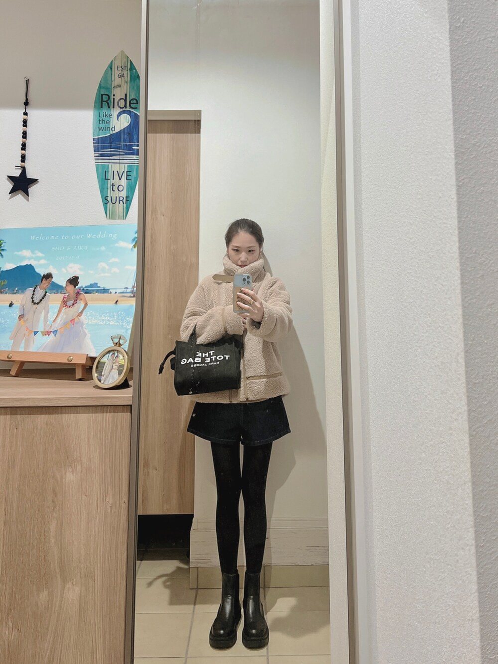 「冬のコーデ、今日のコーデ、ラクチンコーデ、お洒落さんとつながりたい、あったかコーデ、休日スタイル、ゆるコーデ、カジュアル、プチプラ、デニム、ボア、トートバッグ、outfit、ootd」｜「しまむらのアイテム（ムートンコート、ベージュ系）」を使った、Aika さん（レディース・164cm）の冬コーディネートの2枚目の写真