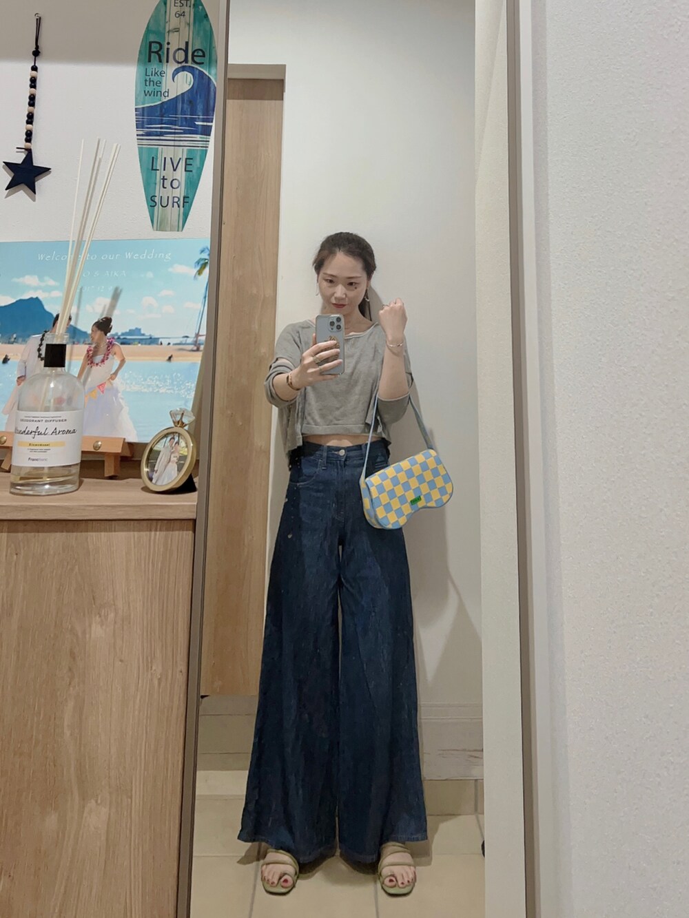 「夏コーデ、休日スタイル、シンプル、プチプラコーデ、ラフ、デニムパンツ、パンツスタイル、オトナカジュアル、outfit、ootd、サンダル、おしゃれさんと繋がりたい、きれいめカジュアル、ショート丈トップス、GU」｜「COCO DEALのアイテム（Tシャツ/カットソー、グレー系）」を使った、Aika さん（レディース・164cm）の夏コーディネートの2枚目の写真
