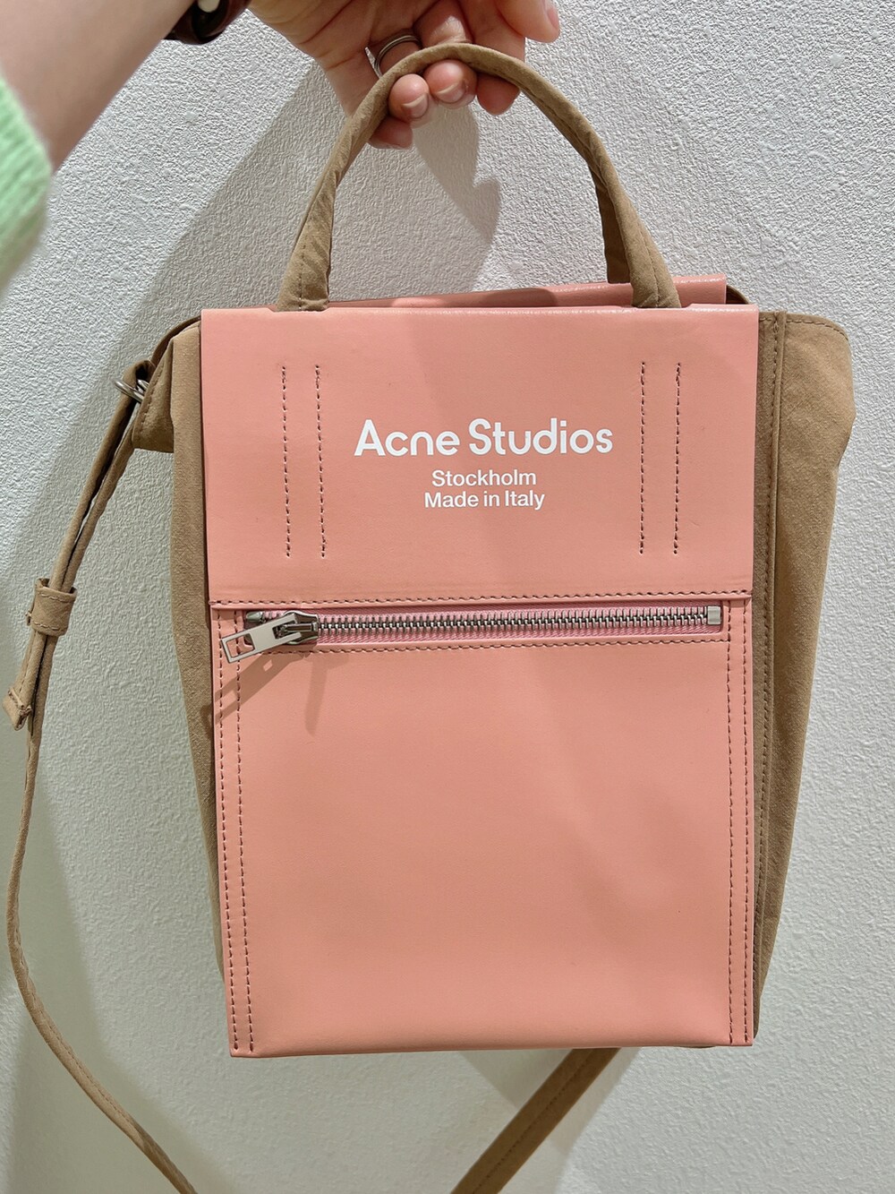 「カジュアル、オトナカジュアル、はるコーデ、春、プチプラ、春カラー、デニム、UNIQLO、ピンク、グリーン、ホワイトデニム」｜「GUのアイテム（ニット/セーター、グリーン系）」を使った、Aika さん（レディース・164cm）の春コーディネートの2枚目の写真