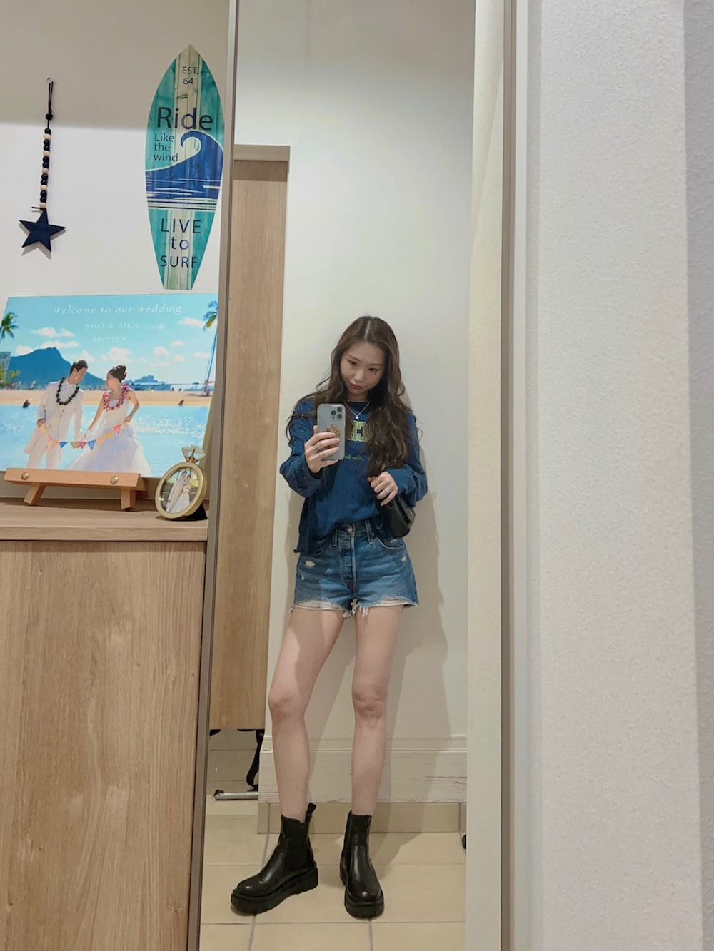 「休日スタイル、今日のコーデ、シンプル、ラフ、ショートパンツ、デニム、ブーツ、カジュアル、outfit、ootd、おしゃれさんと繋がりたい」｜「Abercrombie&Fitchのアイテム（Tシャツ/カットソー、ブルー系）」を使った、Aika さん（レディース・164cm）の春コーディネートの2枚目の写真