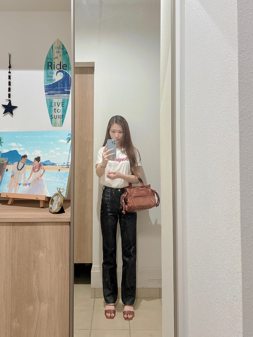 「夏、今日のコーデ、プチプラ、オトナカジュアル、デニム、デニムパンツ、白Tシャツ、きれいめカジュアル、カジュアル、ロゴT、outfit、ootd、おしゃれさんと繋がりたい」｜「fifthのアイテム（Tシャツ/カットソー、ホワイト系）」を使った、Aika さん（レディース・164cm）の夏コーディネートの2枚目の写真