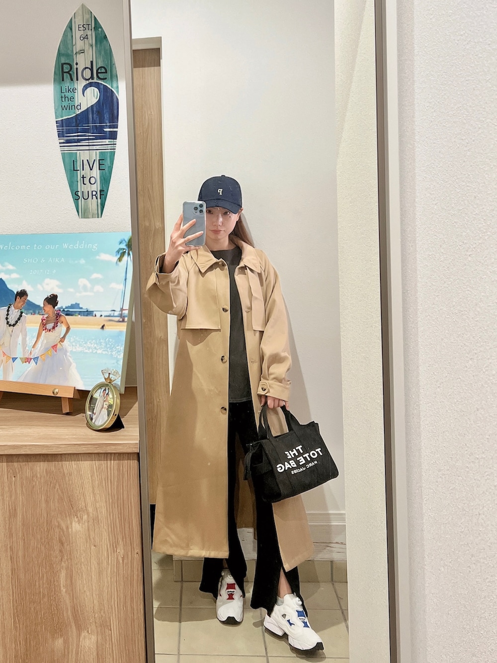 「シンプルコーデ、パンツスタイル、オトナカジュアル、カジュアル、ワントーンコーデ、スニーカー、スニーカーコーデ、リーボックポンプフューリー、ポンプフューリー、トレンチ」｜「GUのアイテム（キャップ、ブルー系）」を使った、Aika さん（レディース・164cm）の春コーディネートの2枚目の写真