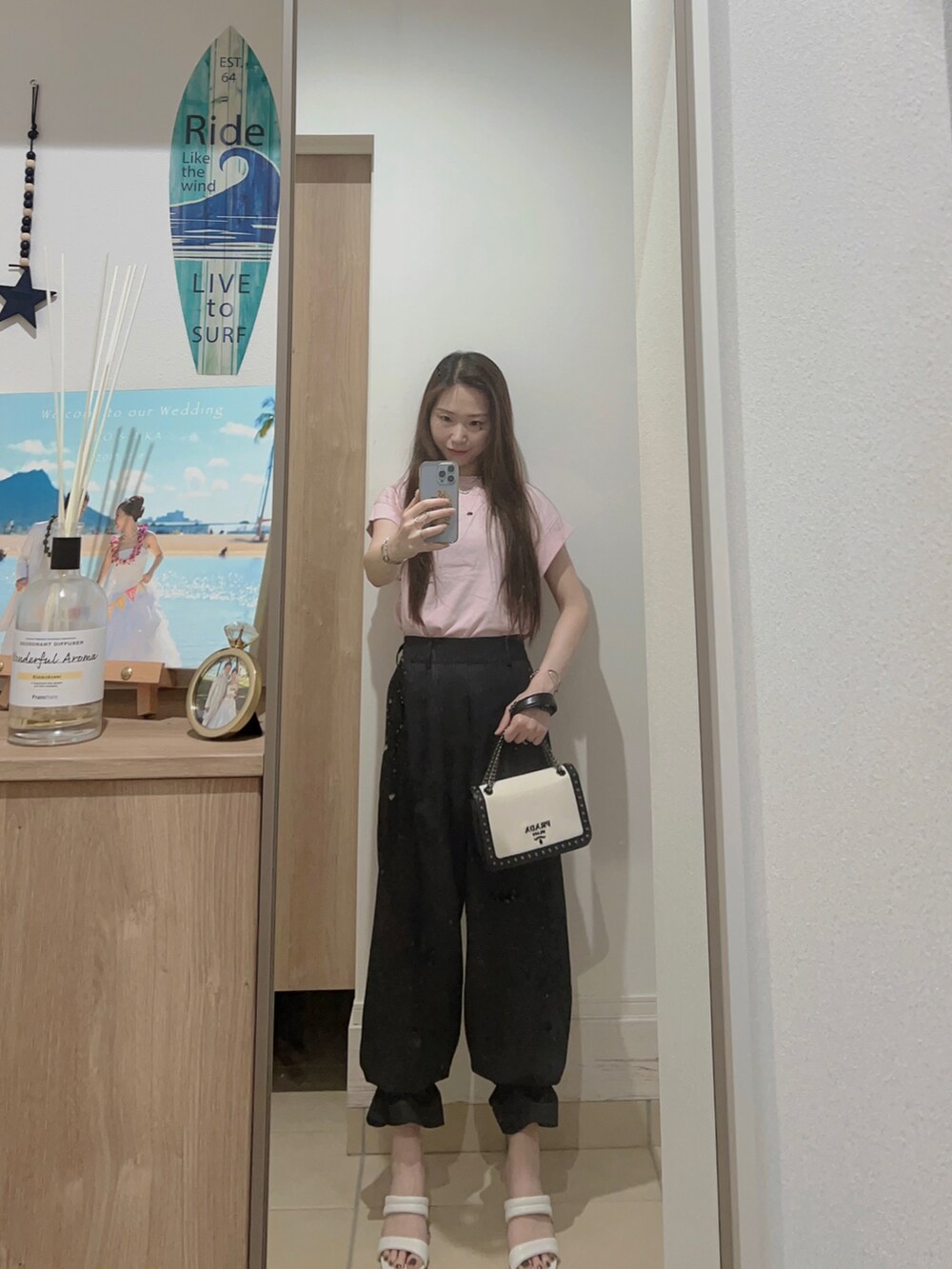 「大人カジュアル、シンプルコーデ、カジュアル、大人コーデ、Tシャツ、ゆるコーデ、パンツスタイル、プチプラ、おしゃれさんと繋がりたい、outfit、ootd、ピンク、ブラック」｜「ZARAのアイテム（Tシャツ/カットソー、ピンク系）」を使った、Aika さん（レディース・164cm）の夏コーディネートの2枚目の写真