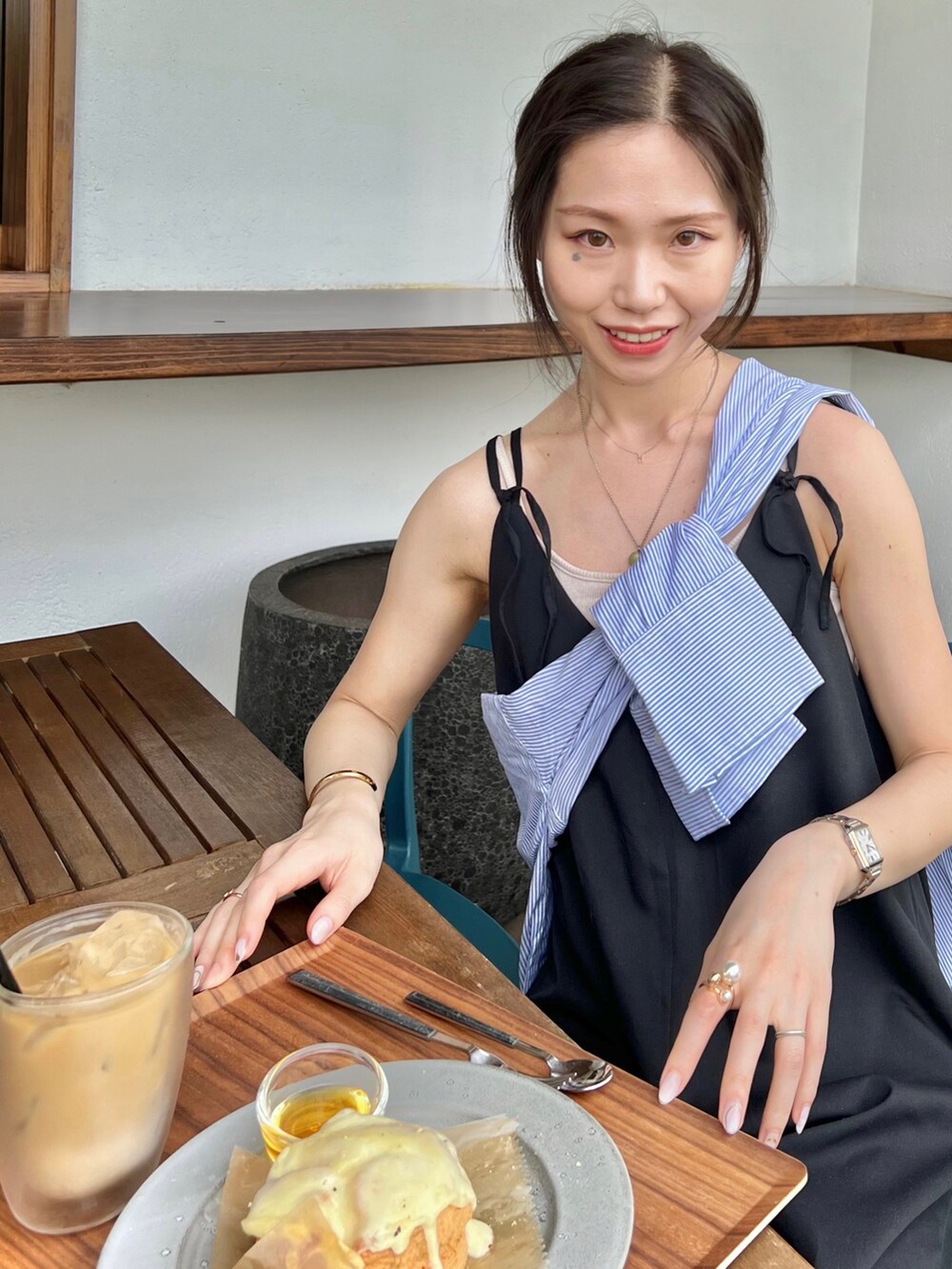 「カジュアルコーデ、休日スタイル、夏コーデ、オトナ女子、ラフ、プチプラコーデ、サンダル、今日のコーデ、大人女子、ストライプシャツ、オトナカジュアル、シンプル、プチプラ、大人シンプル、outfit」｜「ZARAのアイテム（シャツ/ブラウス、ブルー系）」を使った、Aika さん（レディース・164cm）の夏コーディネートの3枚目の写真