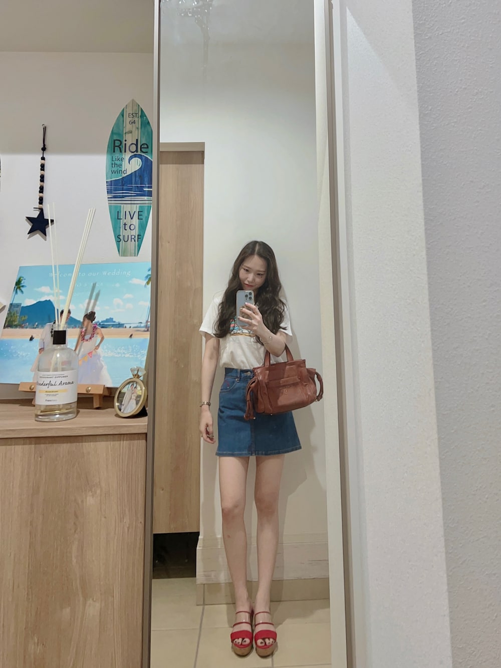 「夏、オトナカジュアル、お出かけコーデ、今日のコーデ、シンプル、オトナ女子、夏だ！Tシャツ着よう！、白Tシャツ、デニム、outfit、ootd、プチプラ、カジュアル」｜「UNIQLOのアイテム（Tシャツ/カットソー、ホワイト系）」を使った、Aika さん（レディース・164cm）の夏コーディネートの2枚目の写真