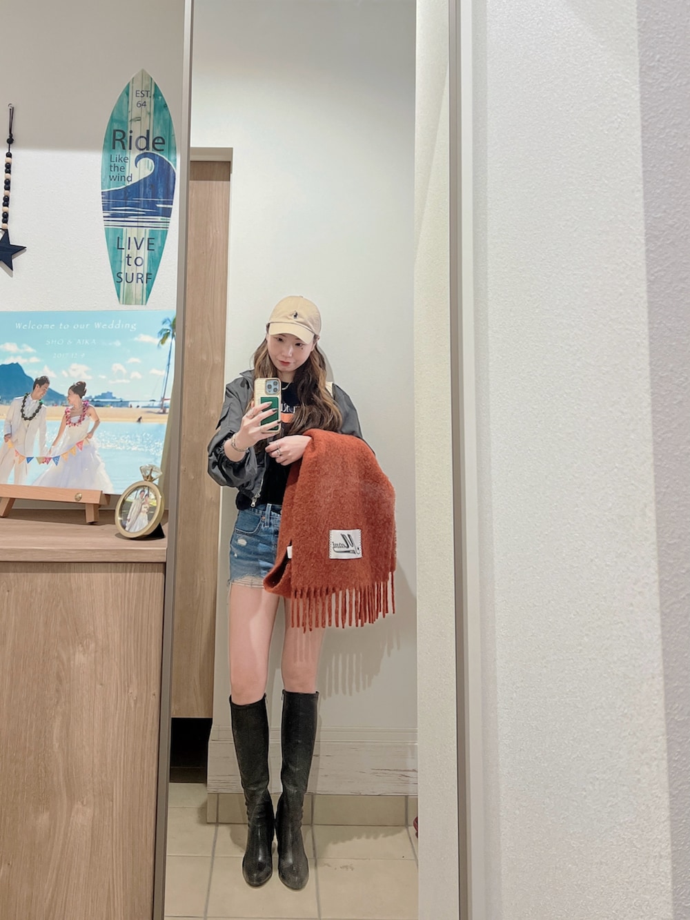 「大人カジュアル、カジュアルコーデ、ootd、outfit、おしゃれさんと繋がりたい、プチプラコーデ、デニム、ショートパンツ、キャップ、ブーツ、シンプルコーデ、カジュアル、韓国ファッション」｜「POLO RALPH LAURENのアイテム（キャップ、ベージュ系）」を使った、Aika さん（レディース・164cm）の冬コーディネートの2枚目の写真