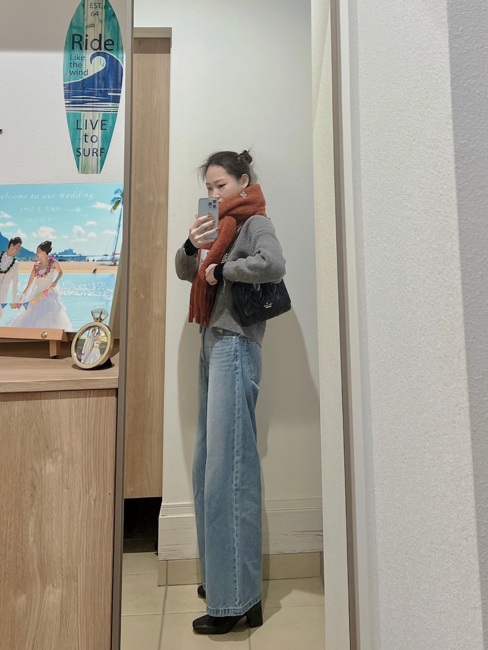 「カジュアル、大人カジュアル、きれいめカジュアル、韓国ファッション、UNIQLO、ワイドパンツ、プチプラ、カーディガン、デニム、おしゃれさんと繋がりたい、outfit、ootd」｜「MARNIのアイテム（ストール/ショール、オレンジ系）」を使った、Aika さん（レディース・164cm）の冬コーディネートの2枚目の写真