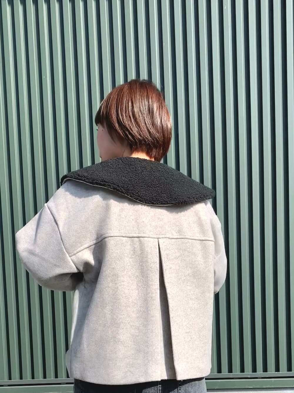 ホワイト系のその他アウター、ホワイト系のスニーカー、ホワイト系のTシャツ/カットソーを着用したレディースの春コーディネートの3枚目の写真
