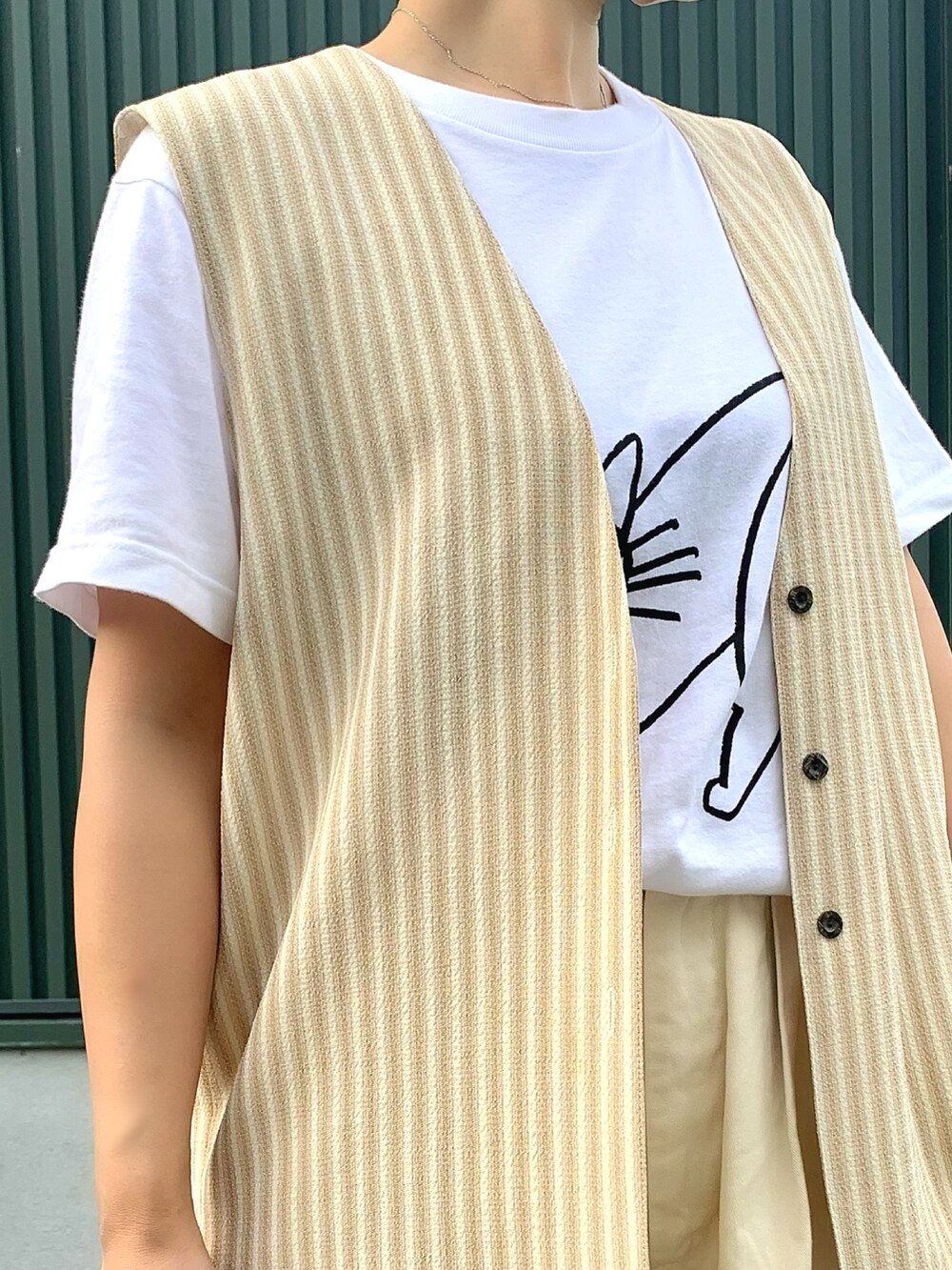 ホワイト系のTシャツ/カットソー、ベージュ系のその他パンツ、ホワイト系のスニーカーを着用したレディースの夏コーディネートの4枚目の写真