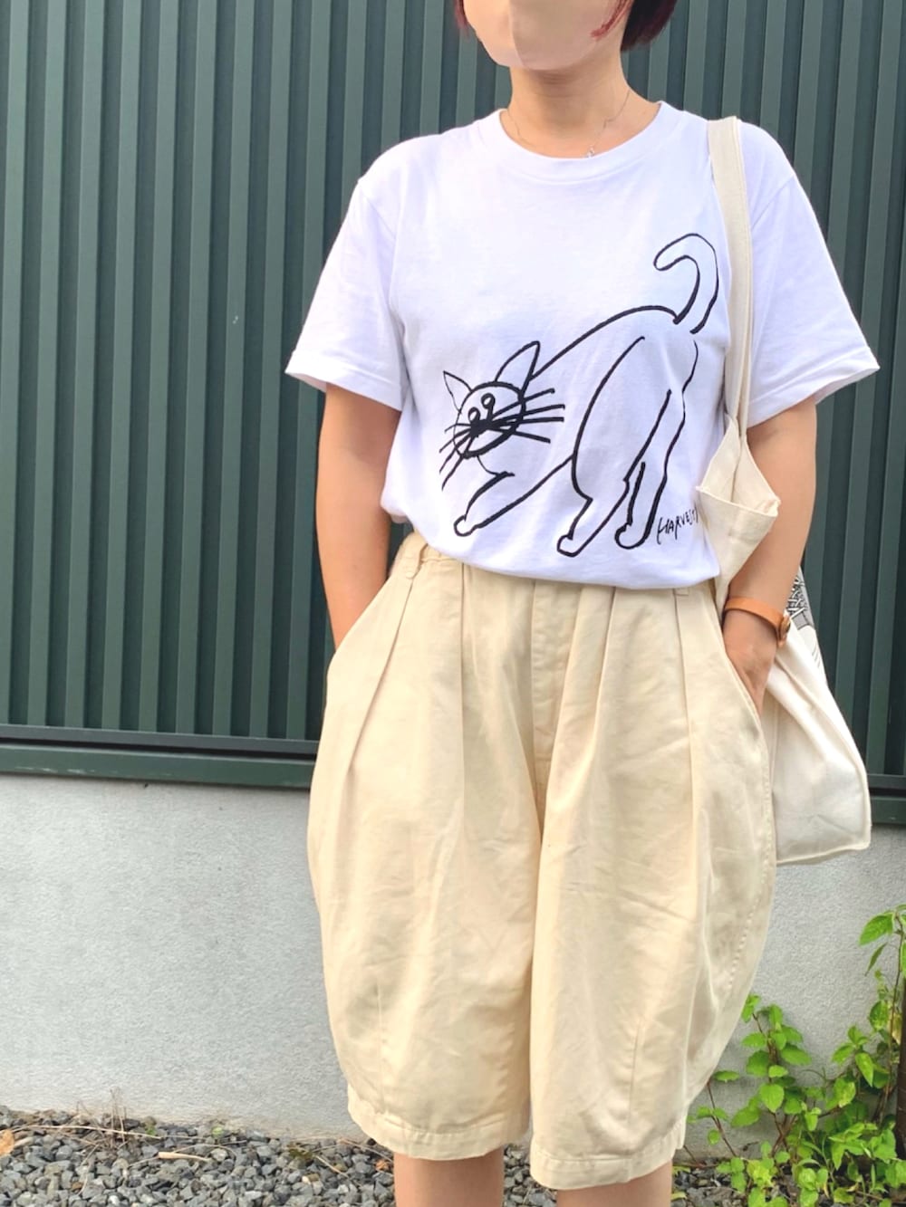 ホワイト系のTシャツ/カットソー、ベージュ系のその他パンツ、ホワイト系のスニーカーを着用したレディースの夏コーディネートの2枚目の写真