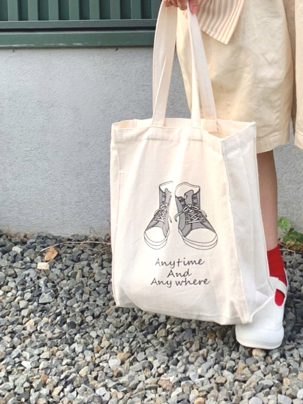ホワイト系のTシャツ/カットソー、ベージュ系のその他パンツ、ホワイト系のスニーカーを着用したレディースの夏コーディネートの3枚目の写真