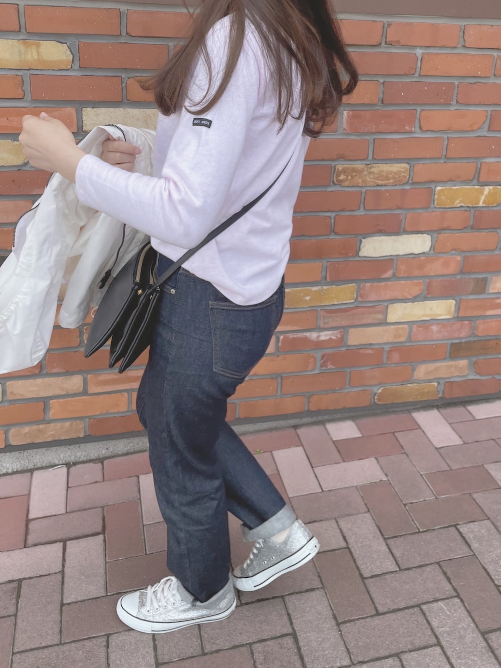 「春服みてみて、シンプル、スニーカーコーデ、デニムコーデ、UNIQLO、骨格ウェーブ、春、いいね、save、フォローお願いします🤑、ピンク、おしゃれさんと繋がりたい、コンバース」｜「CONVERSEのCONVERSE コンバース オールスター ALL STAR GLITTER OX（スニーカー、シルバー系）」を使った、nanaさん（レディース・156cm）の春コーディネートの2枚目の写真