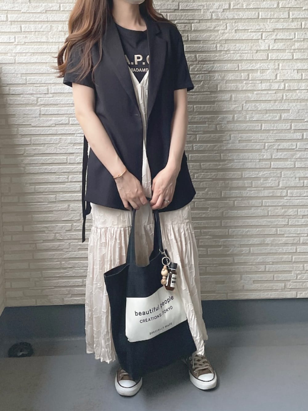 「秋先取りコーデ、大人女子、お洒落さんとつながりたい、お出かけコーデ、ベスト、ジレ、ベージュ、ブラック、シンプル、ロゴT、ワンピース×スニーカー、ワンピース、トートバッグ」｜「CONVERSEのコンバースを脱色して、ブラウンにしました（スニーカー、ブラウン系）」を使った、nanaさん（レディース・156cm）の秋コーディネートの2枚目の写真