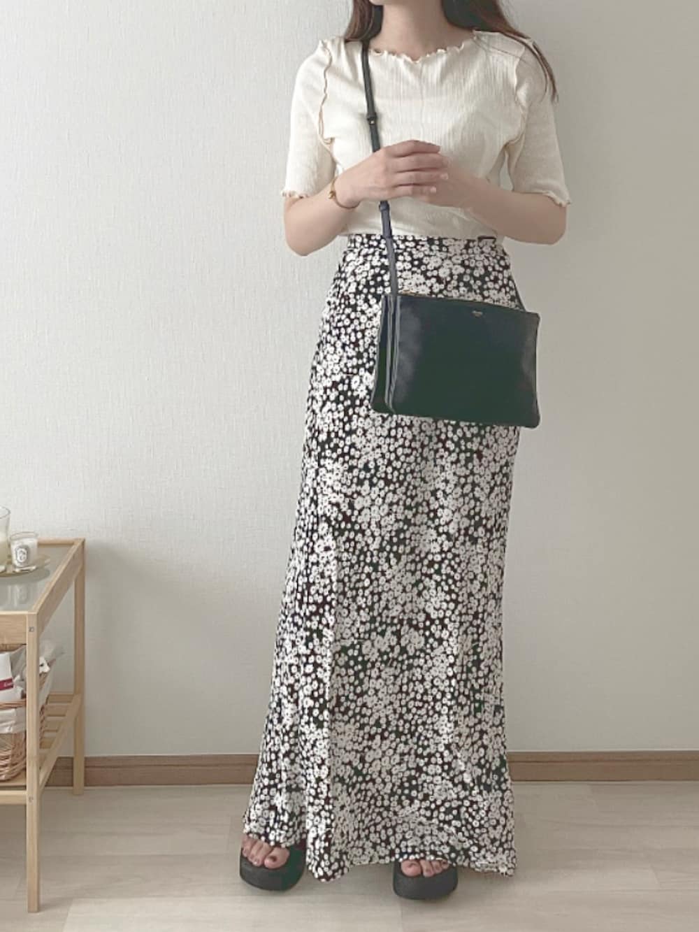 「夏コーデ、ラクチンコーデ、花柄、骨格ウェーブ、シンプル、夏、スカート、いいね、save、フォローお願いします🤑、おしゃれさんと繋がりたい」｜「FREAK'S STOREのメローリブ5分袖TEE（Tシャツ/カットソー、ホワイト系）」を使った、nanaさん（レディース・156cm）の夏コーディネートの2枚目の写真