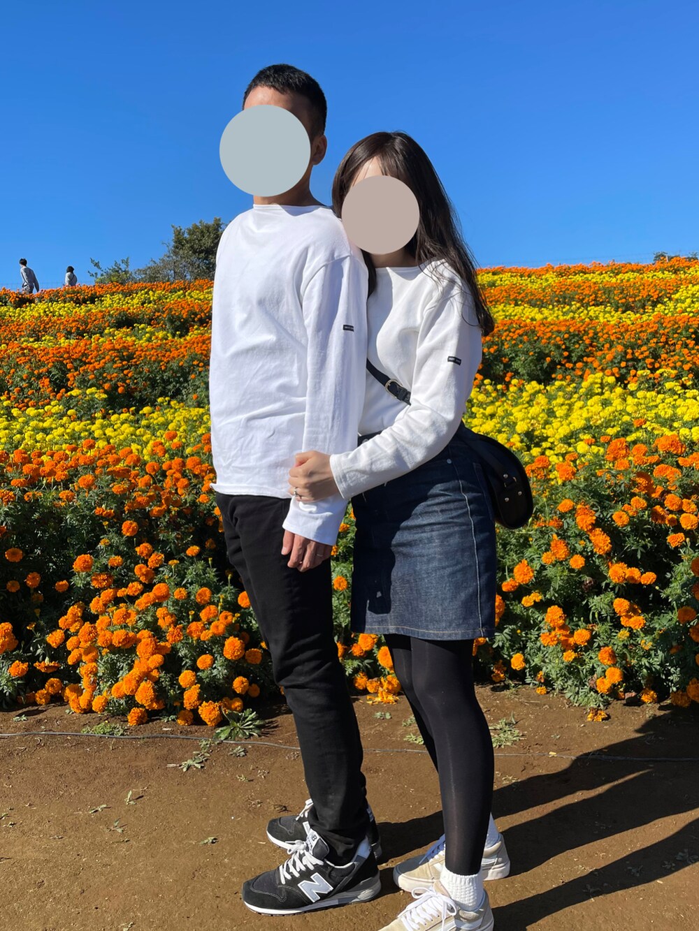「デニム、ベスト、冬コーデ、スニーカーコーデ、お出かけコーデ、ペアルック、夫婦、お揃い、シンプルコーデ、カップルコーデ、秋コーデ、お洒落さんとつながりたい、いいね、save、フォローお願いします🤑」｜「VANSのVANS ヴァンズ OLD SKOOL DX オールドスクールDX V36SCL+ 18FA BEIGE（スニーカー、ベージュ系）」を使った、nanaさん（レディース・156cm）の秋コーディネートの2枚目の写真