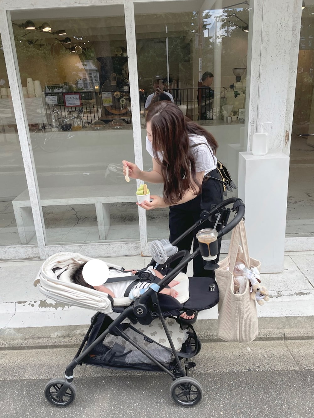 「パンツスタイル、モノトーン、骨格ウェーブ、UNIQLO、ママコーデ、ママ＆息子」｜「UNIQLOのクルーネックT（半袖）（Tシャツ/カットソー、ホワイト系）」を使った、nanaさん（レディース・156cm）の秋コーディネートの2枚目の写真