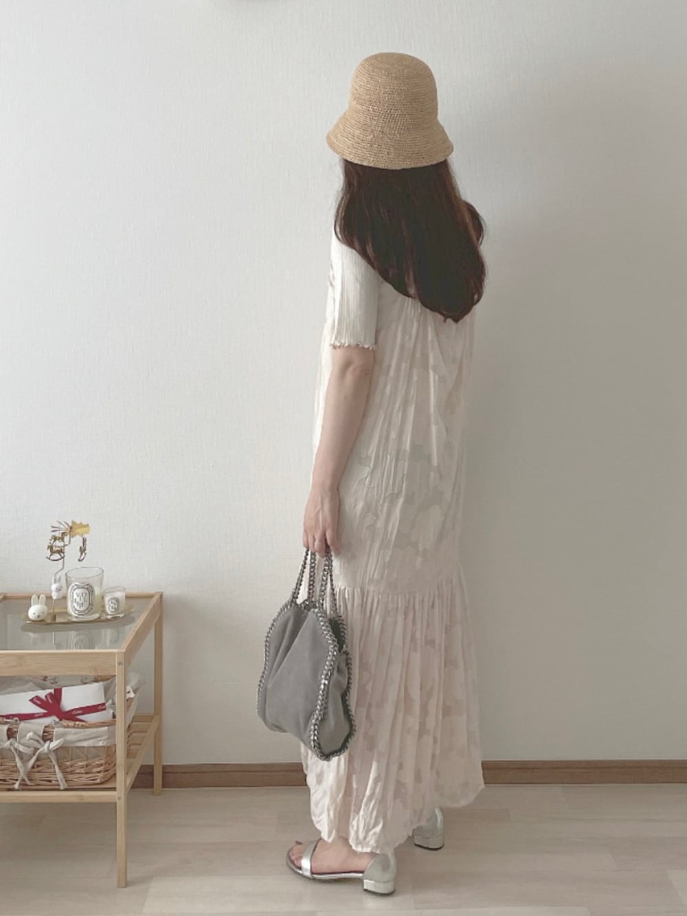 「夏コーデ、夏、大人かわいい、リラックススタイル、ワントーンコーデ、ホワイト、いいね、save、フォローお願いします🤑、大人ガーリー、着回しコーデ、ワンピース、麦わらハット、麦わら帽子、帽子、おしゃれさんと繋がりたい」｜「BEAUTY&YOUTH UNITED ARROWSのアイテム（サンダル、シルバー系）」を使った、nanaさん（レディース・156cm）の夏コーディネートの2枚目の写真
