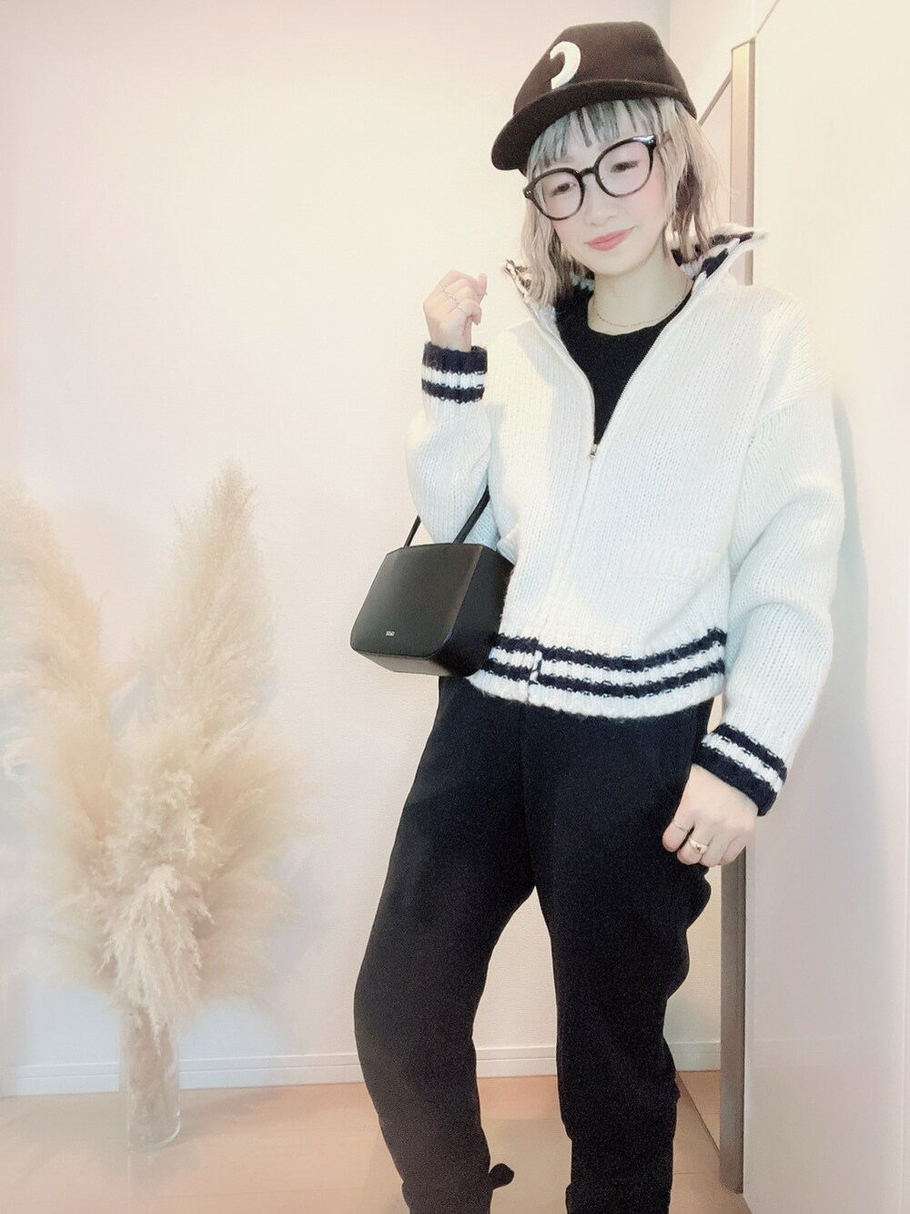 「冬、カジュアル、オトナカワイイ、スウェット、ニット、キャップ、ootd、大人女子、outfit、モノトーン、ママコーデ、めがね、40代ファッション」｜「CANAL JEANのsmileyranna バックロゴニットジップカーディガン（カーディガン/ボレロ、ホワイト系）」を使った、E♡RIさん（レディース・160cm）の冬コーディネートの2枚目の写真