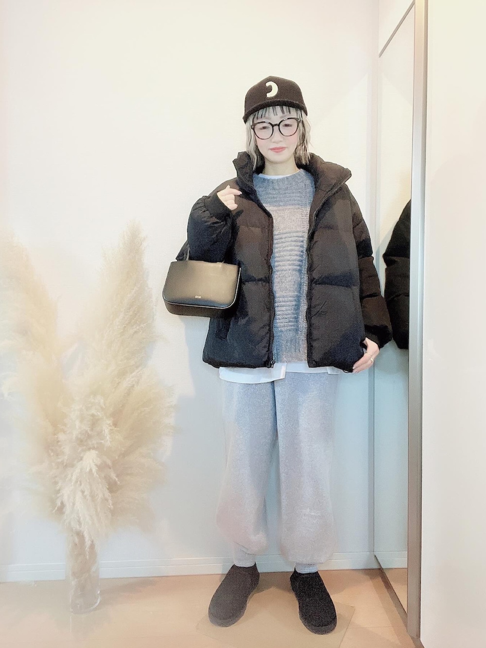 「大人カジュアル、大人女子、ootd、冬、グレー、カジュアル、キャップ、めがね、ニット、ママコーデ、きれいめカジュアル、グレーコーデ」｜「Ch!iii BAGのアイテム（キャップ、ブラック系）」を使った、E♡RIさん（レディース・160cm）の冬コーディネートの2枚目の写真